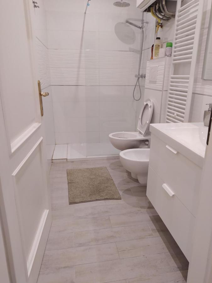 Modern Room With Private Bathroom Тренто Екстериор снимка