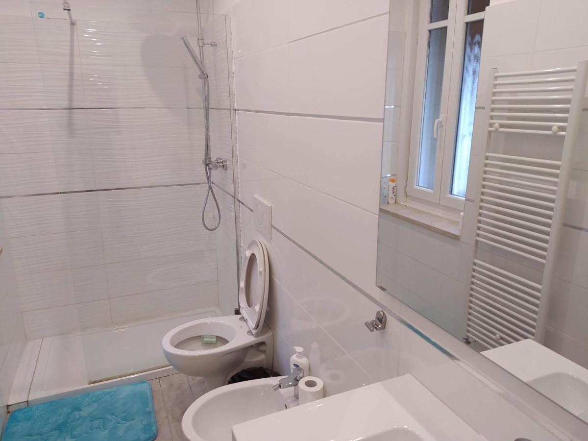 Modern Room With Private Bathroom Тренто Екстериор снимка