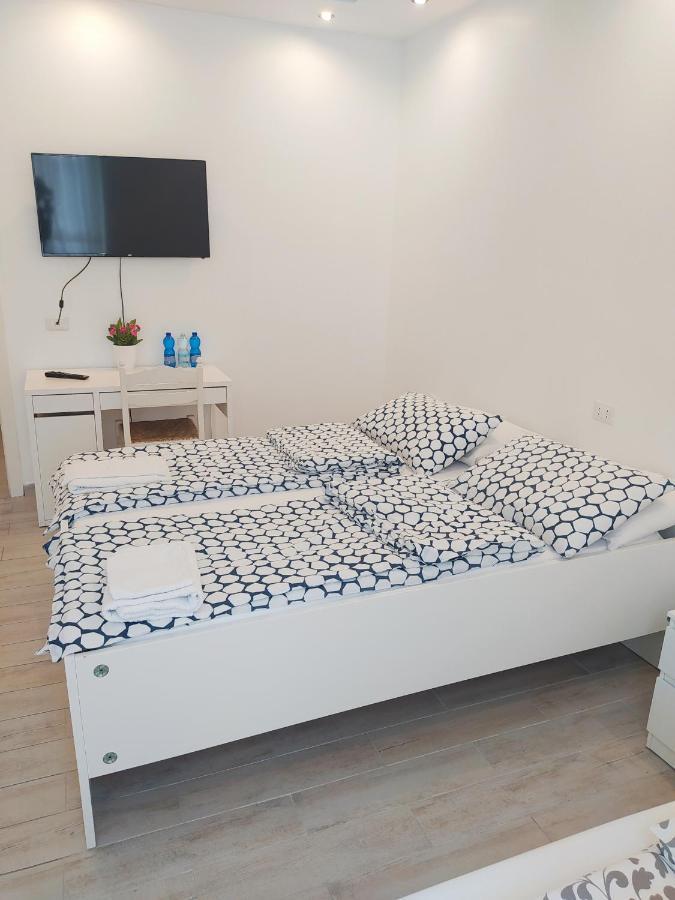 Modern Room With Private Bathroom Тренто Екстериор снимка