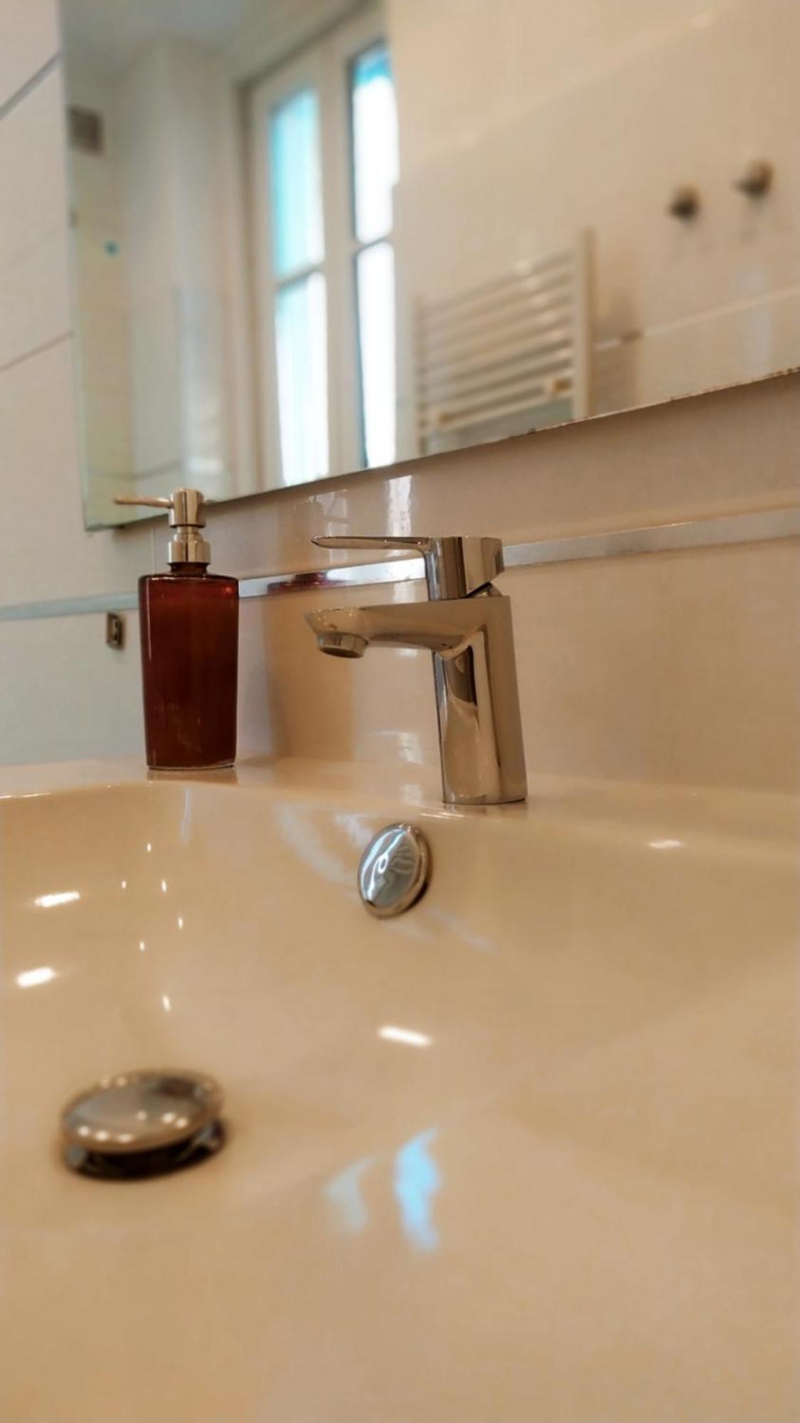 Modern Room With Private Bathroom Тренто Стая снимка