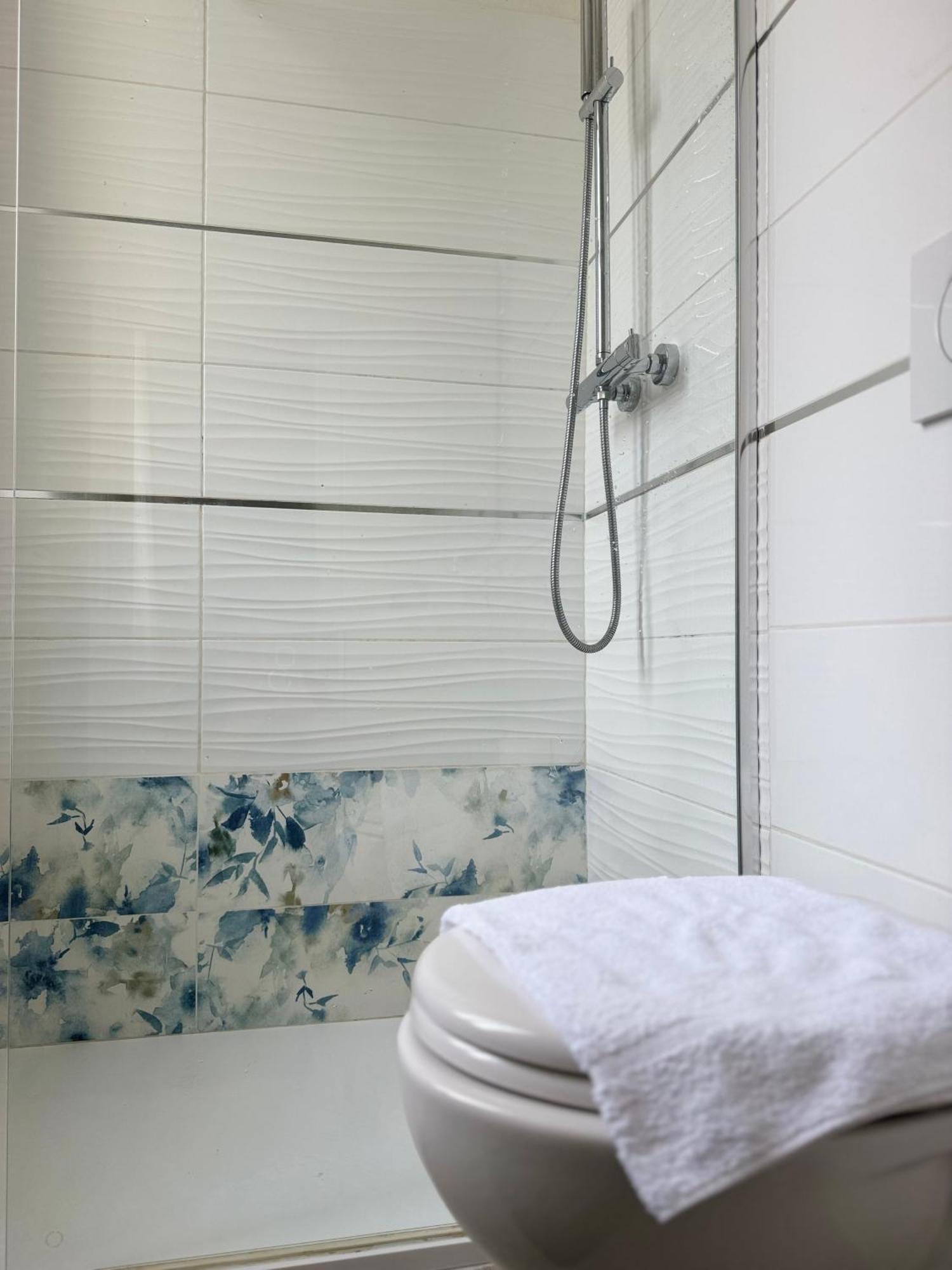 Modern Room With Private Bathroom Тренто Екстериор снимка