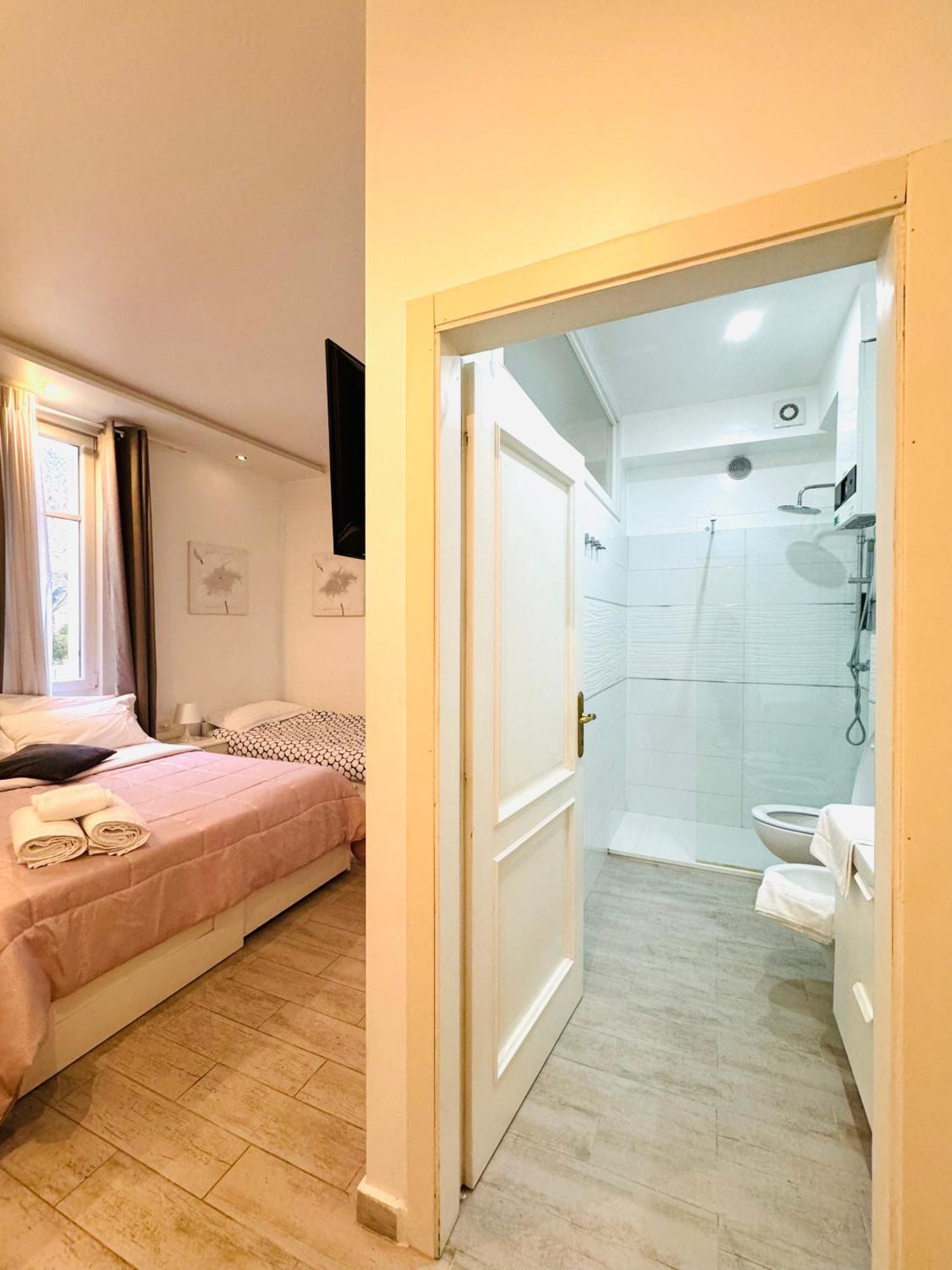 Modern Room With Private Bathroom Тренто Екстериор снимка