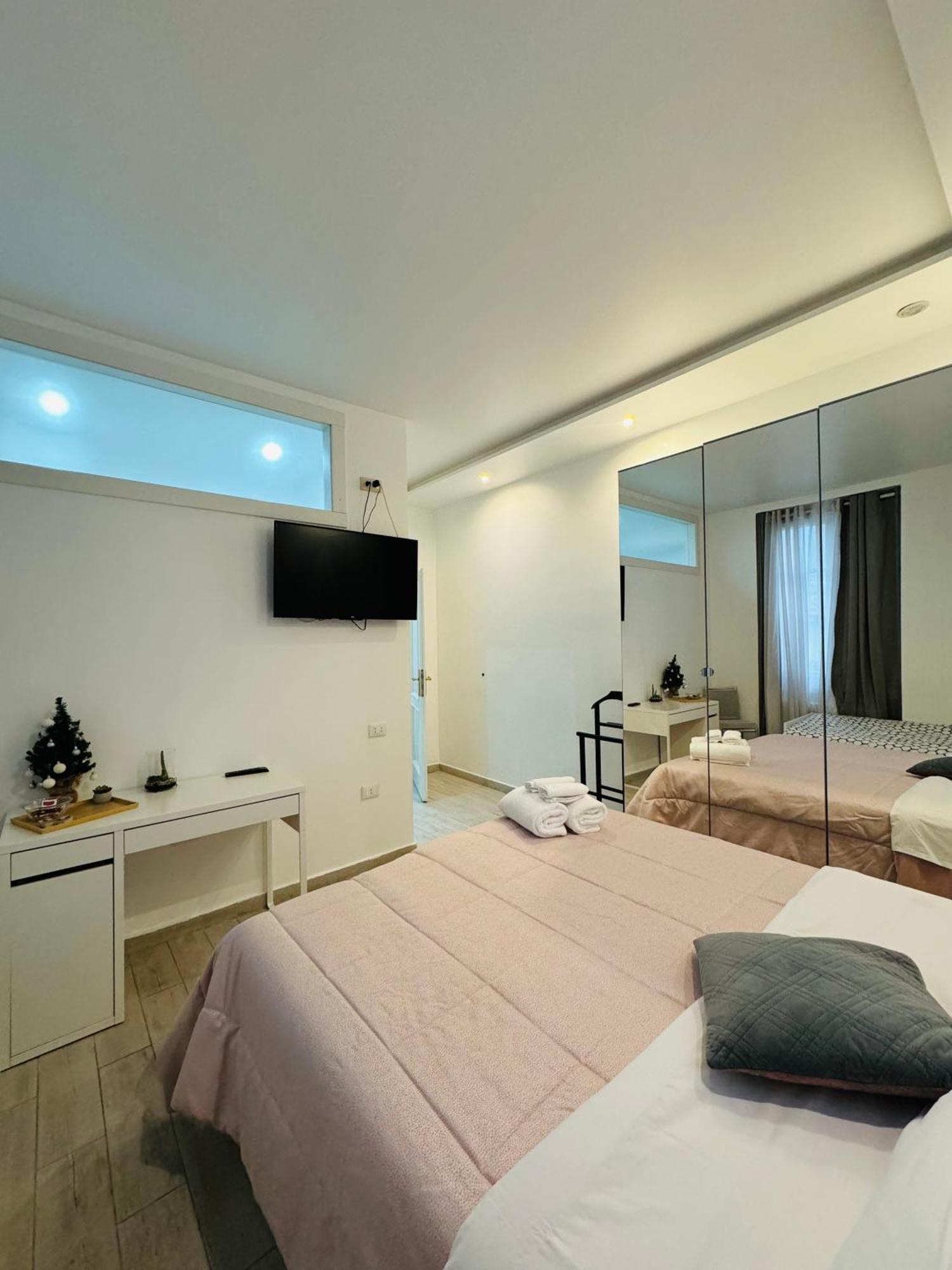 Modern Room With Private Bathroom Тренто Екстериор снимка