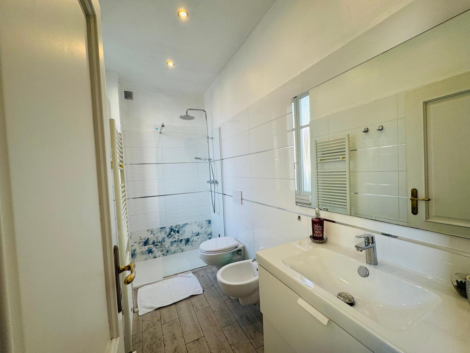 Modern Room With Private Bathroom Тренто Екстериор снимка
